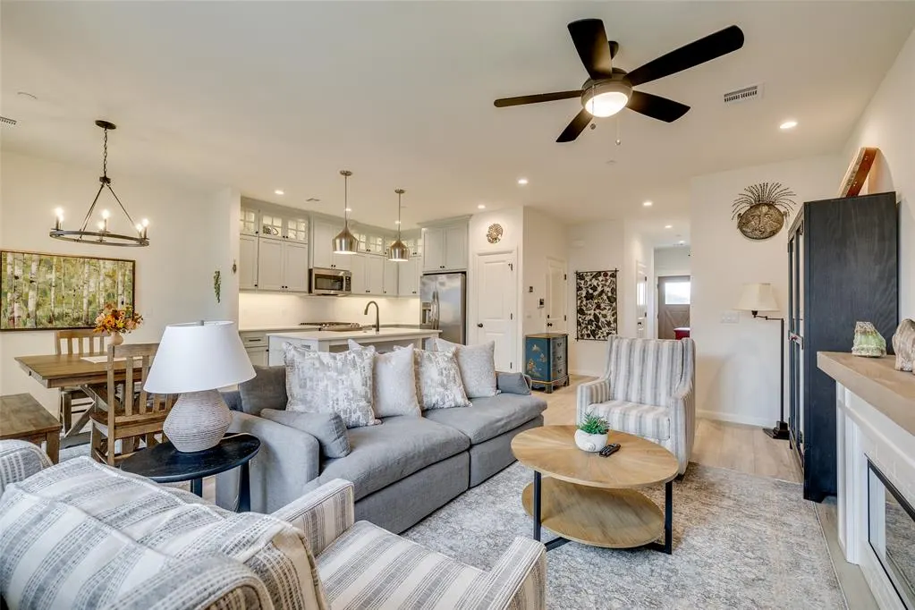Photo 3 — 720 Harbor Town Drive, Edmond, OK 73034