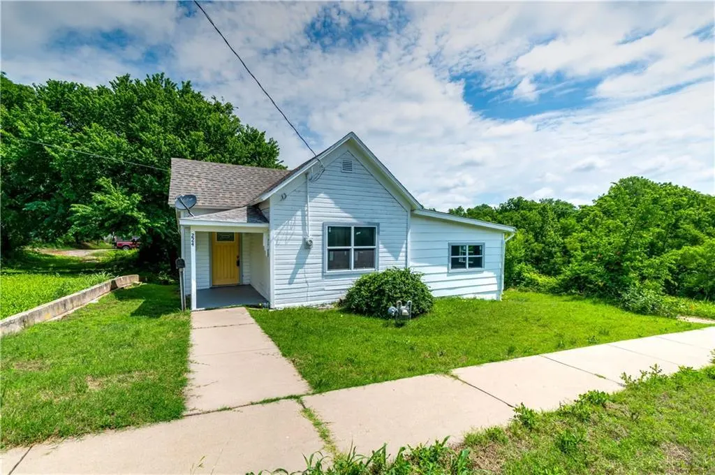 Front exterior — 224 E 9th Street, Chandler, OK 74834