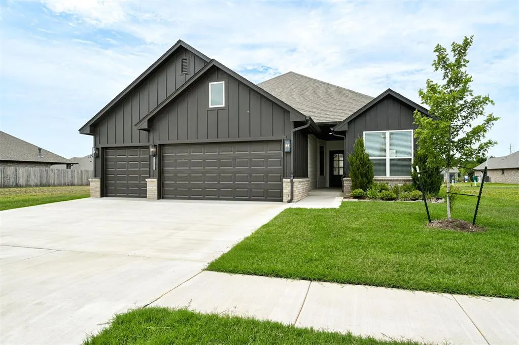 Front exterior — 7713 Wilshire Woods Drive, Yukon, OK 73099