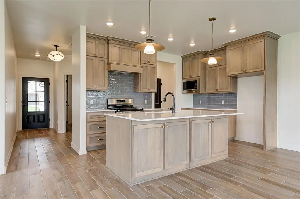 Photo 2 — 7713 Wilshire Woods Drive, Yukon, OK 73099