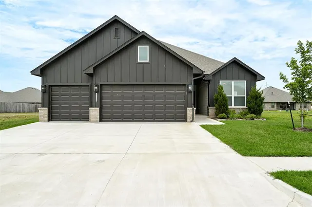 Photo 3 — 7713 Wilshire Woods Drive, Yukon, OK 73099