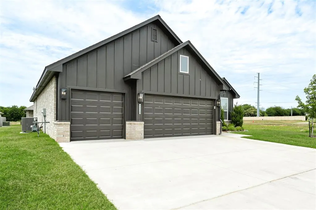Photo 4 — 7713 Wilshire Woods Drive, Yukon, OK 73099