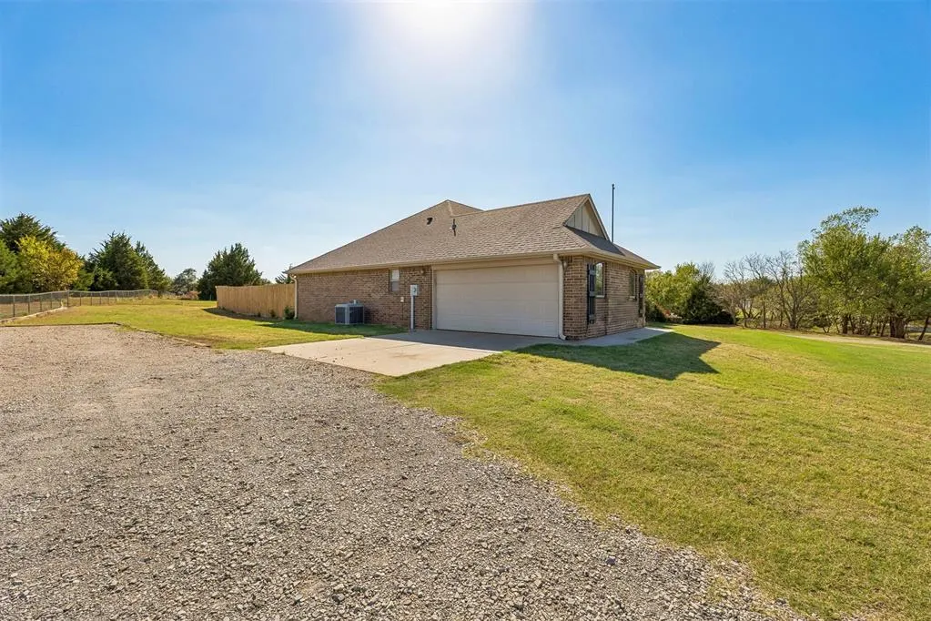 Photo 3 — 1941 County Road 1212, Tuttle, OK 73089