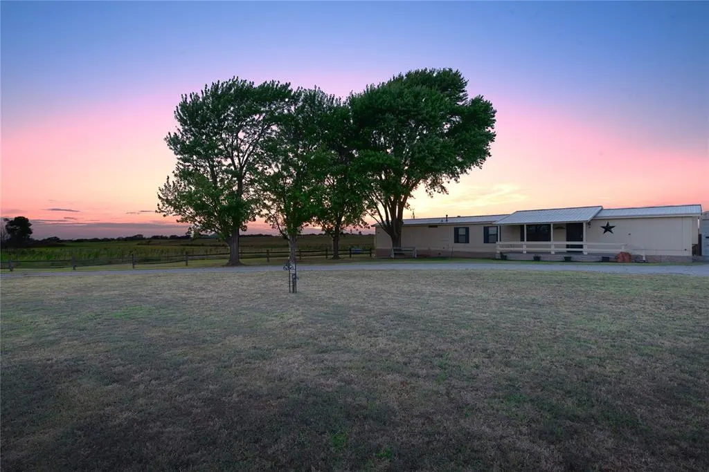 Front exterior — 19281 N Route 66 Highway, Sayre, OK 73662