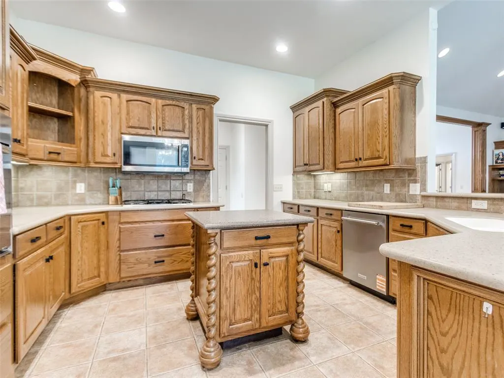 Photo 12 — 3717 Derby Run Drive, Edmond, OK 73034
