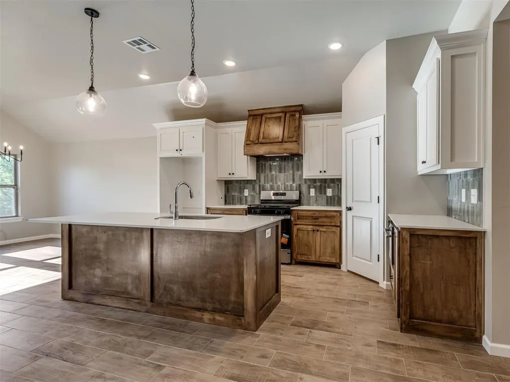 Photo 8 — 12008 Rockbed Drive, Yukon, OK 73099