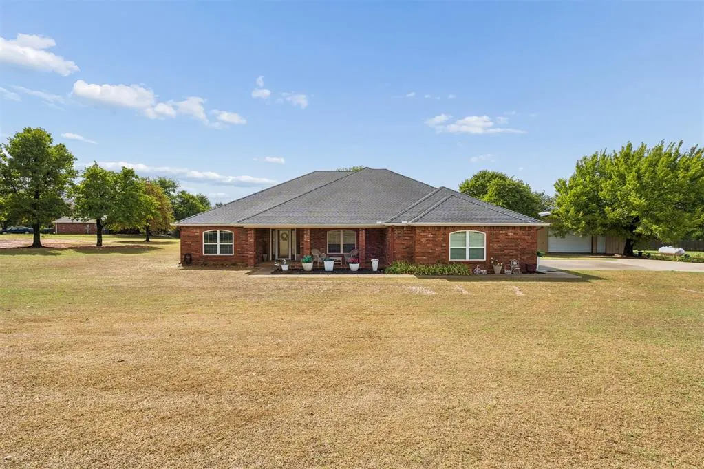 Front exterior — 726 Meadow Lark Lane, Blanchard, OK 73010