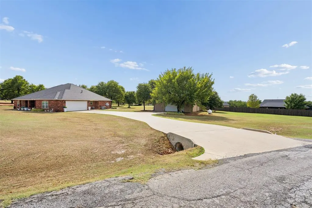 Photo 2 — 726 Meadow Lark Lane, Blanchard, OK 73010
