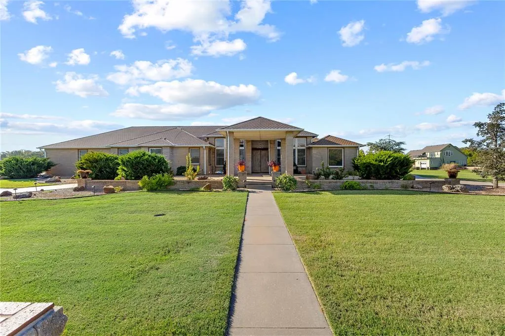 Front exterior — 601 Spring Valley Lane, Enid, OK 73701