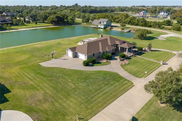 Photo 2 — 601 Spring Valley Lane, Enid, OK 73701
