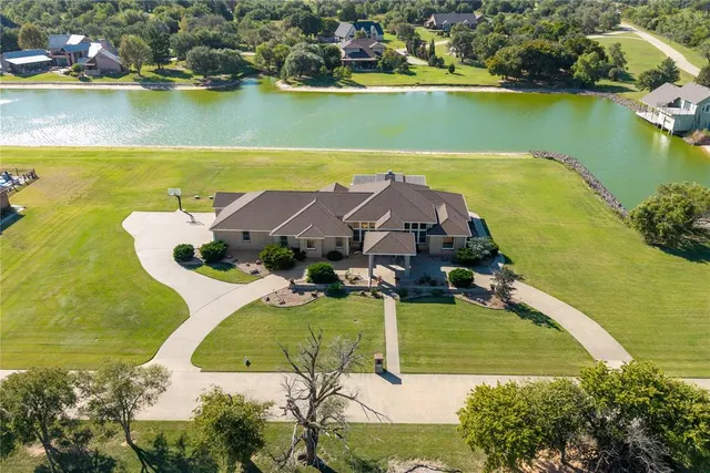 Photo 3 — 601 Spring Valley Lane, Enid, OK 73701