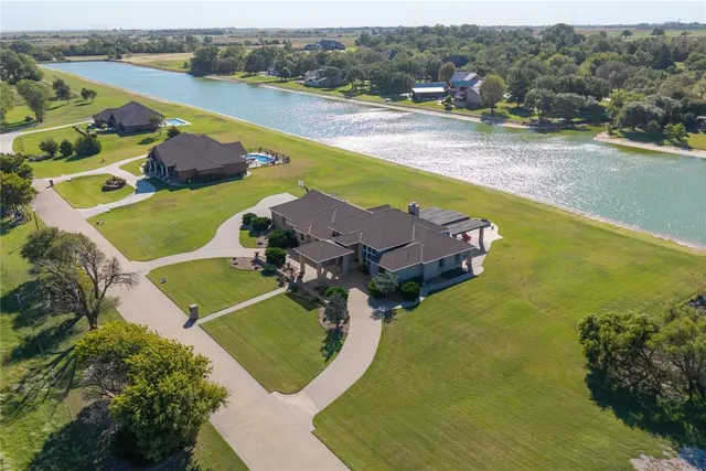 Photo 4 — 601 Spring Valley Lane, Enid, OK 73701