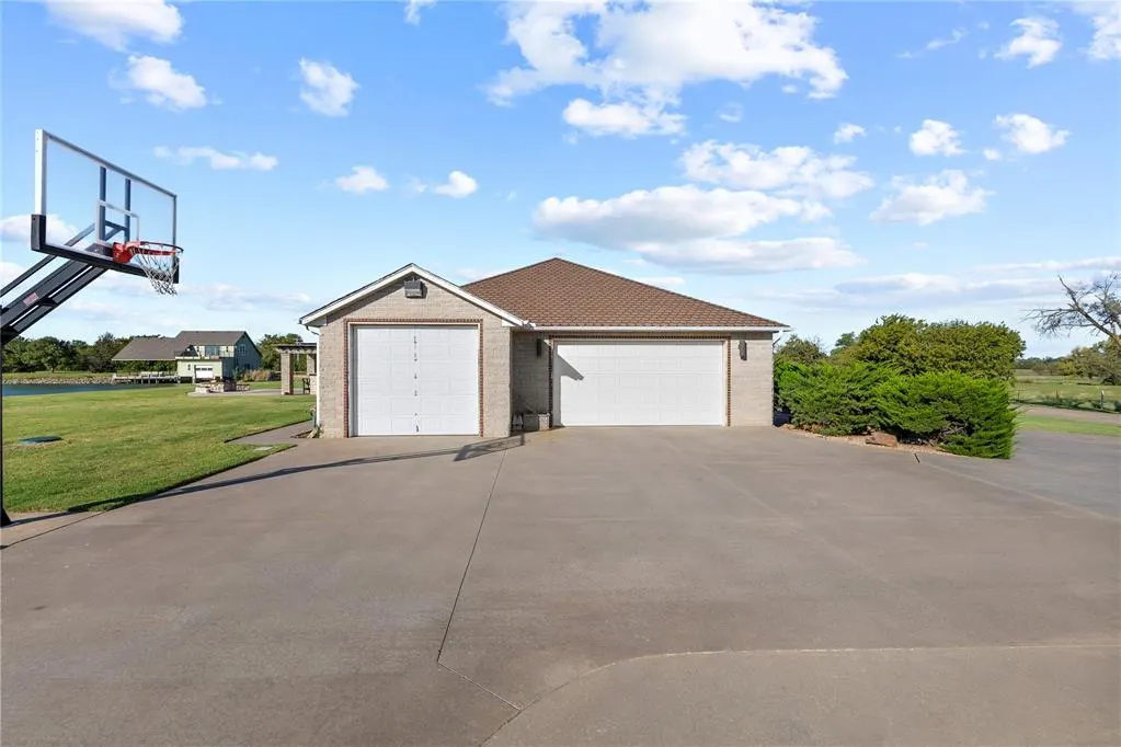 Photo 9 — 601 Spring Valley Lane, Enid, OK 73701