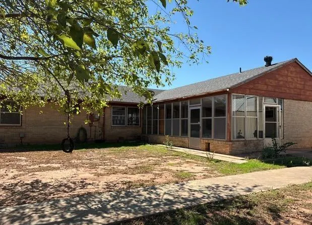 Photo 2 — 1117 Lee Avenue, Clinton, OK 73601