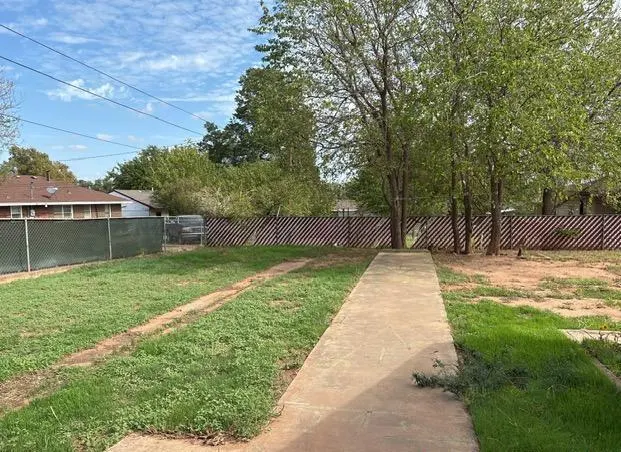 Photo 3 — 1117 Lee Avenue, Clinton, OK 73601