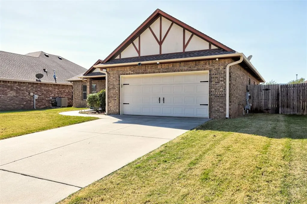 Photo 3 — 1301 Ridgeway Drive, Moore, OK 73160