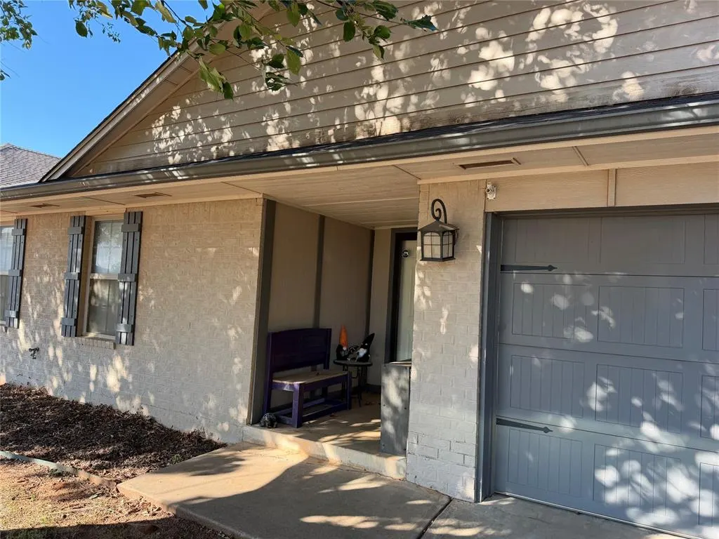 Front exterior — 517 Post Oak Lane, Moore, OK 73160