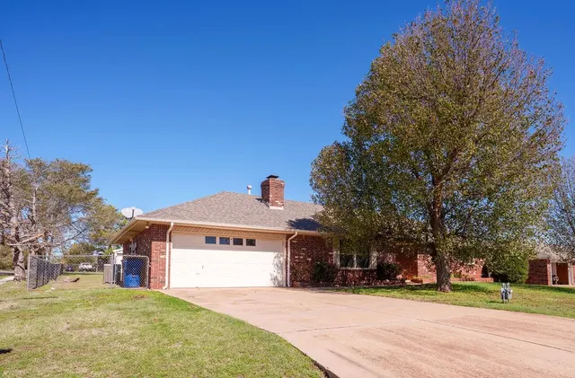 Photo 3 — 619 NW Jackson Avenue, Piedmont, OK 73078