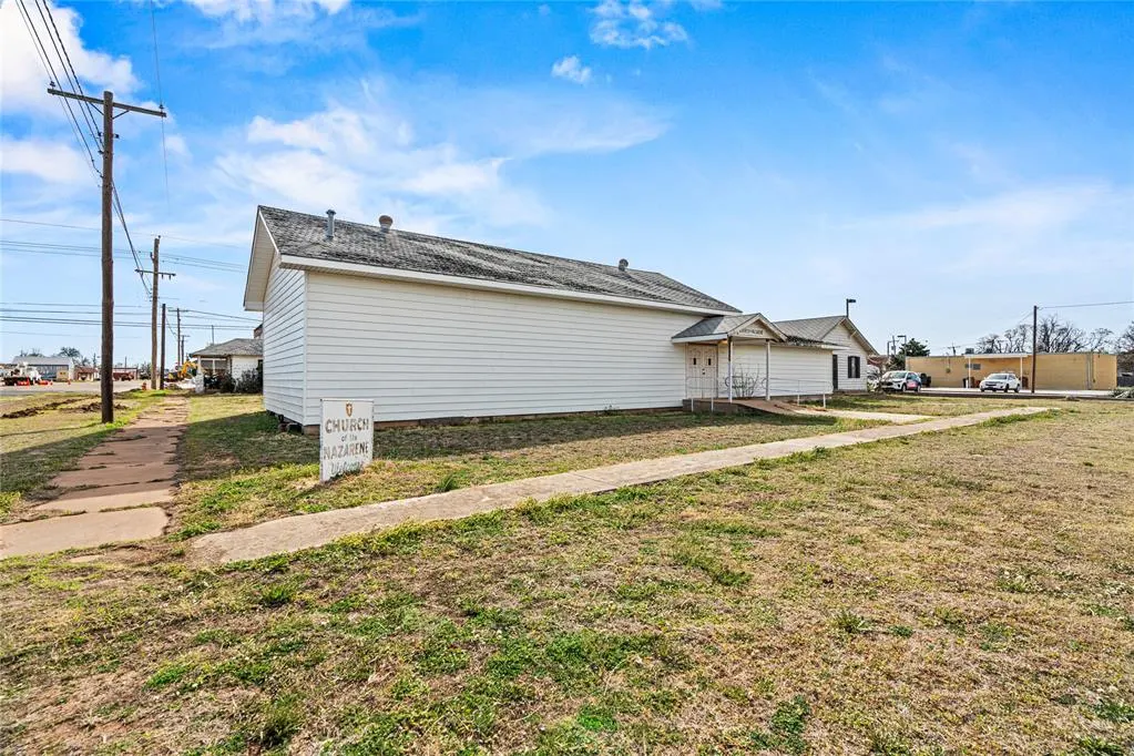 Photo 2 — 602 D Street, Snyder, OK 73566