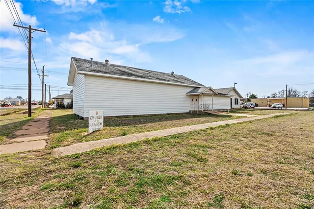 Photo 2 — 602 D Street, Snyder, OK 73566