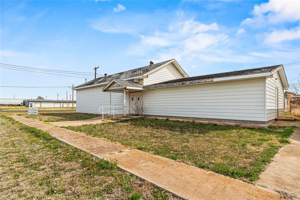 Photo 3 — 602 D Street, Snyder, OK 73566