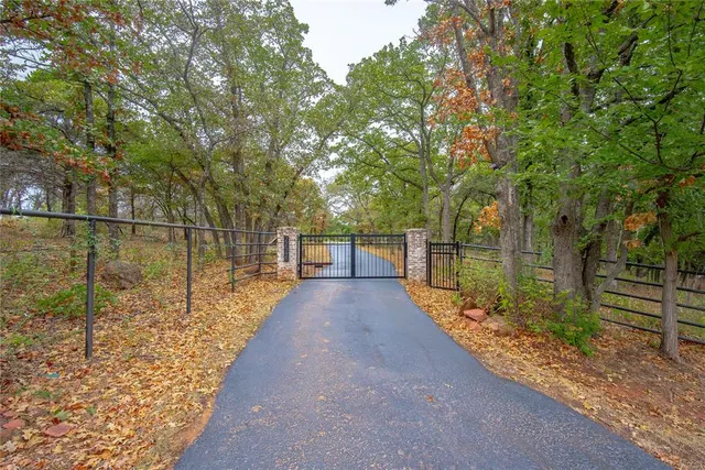 Photo 5 — 22595 N Triple Xxx Road, Luther, OK 73054