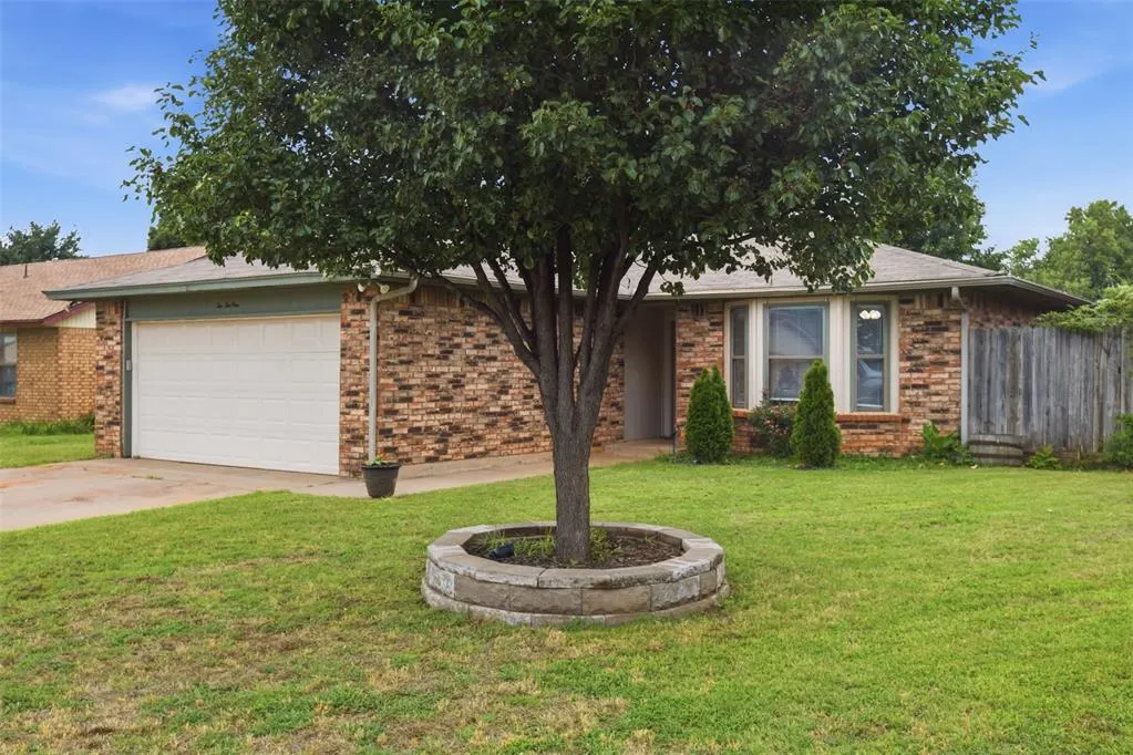 Photo 2 — 221 W Strasburg Way, Mustang, OK 73064