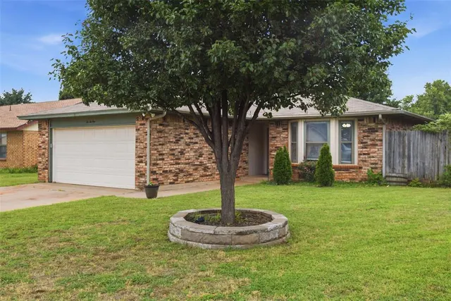Photo 2 — 221 W Strasburg Way, Mustang, OK 73064