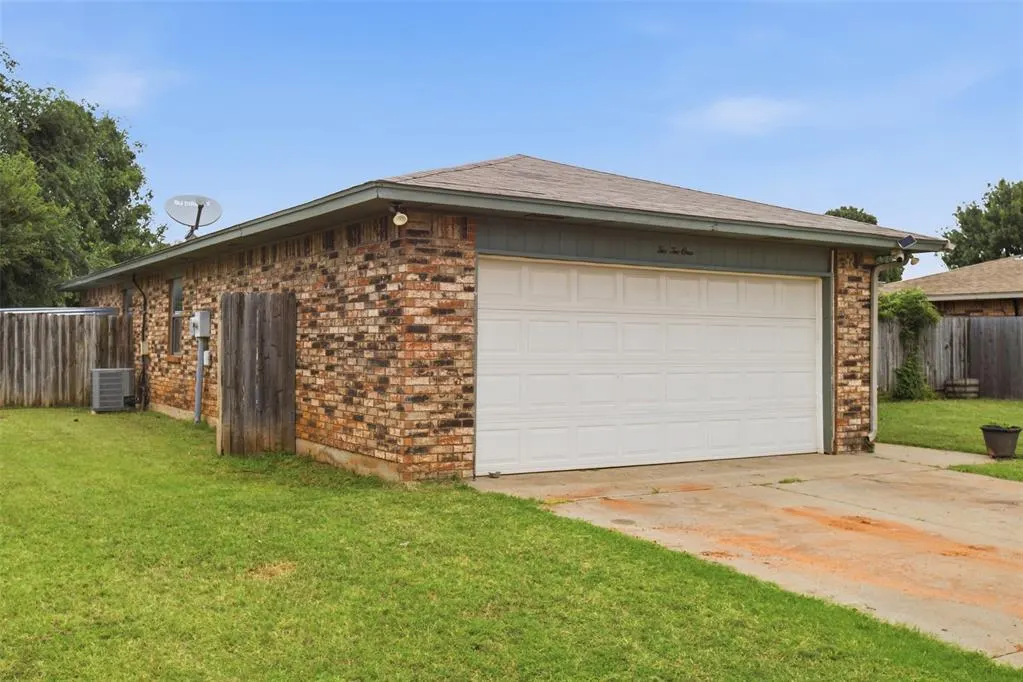 Photo 3 — 221 W Strasburg Way, Mustang, OK 73064