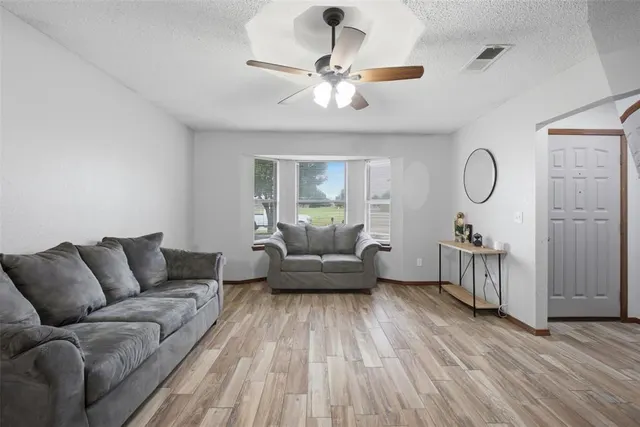Photo 8 — 221 W Strasburg Way, Mustang, OK 73064