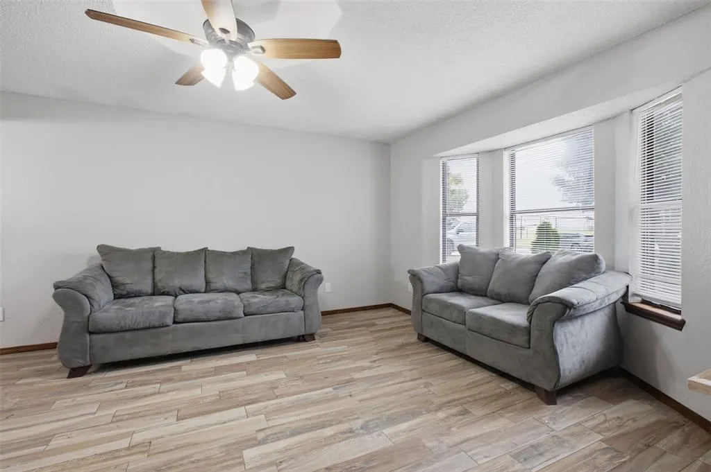 Photo 10 — 221 W Strasburg Way, Mustang, OK 73064