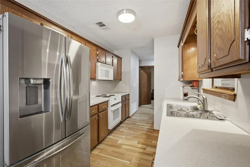 Photo 14 — 221 W Strasburg Way, Mustang, OK 73064