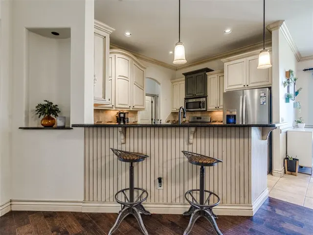 Photo 4 — 11301 Millbrook Lane, Oklahoma City, OK 73162