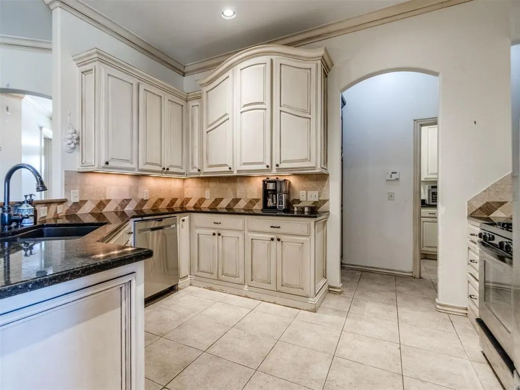 Photo 5 — 11301 Millbrook Lane, Oklahoma City, OK 73162