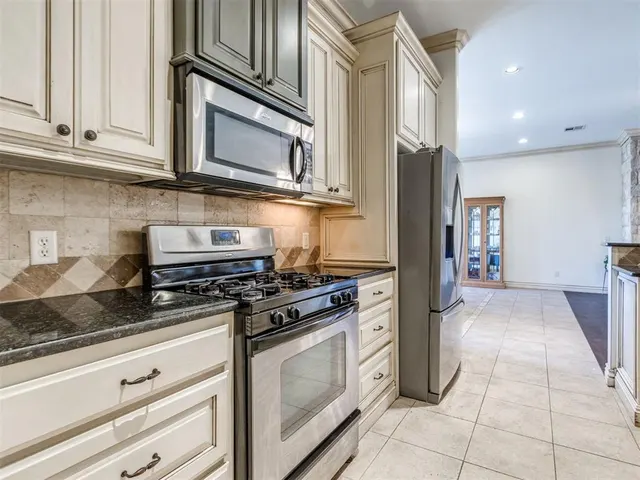Photo 6 — 11301 Millbrook Lane, Oklahoma City, OK 73162