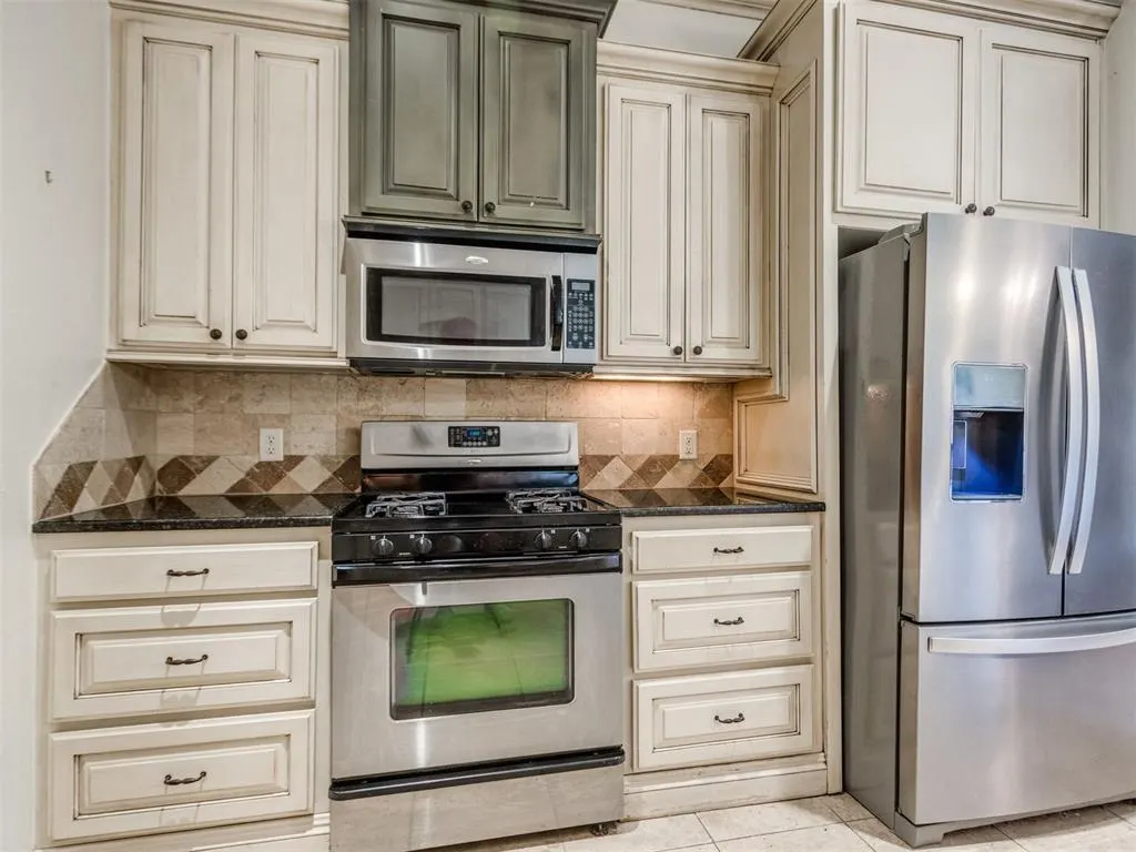 Photo 7 — 11301 Millbrook Lane, Oklahoma City, OK 73162