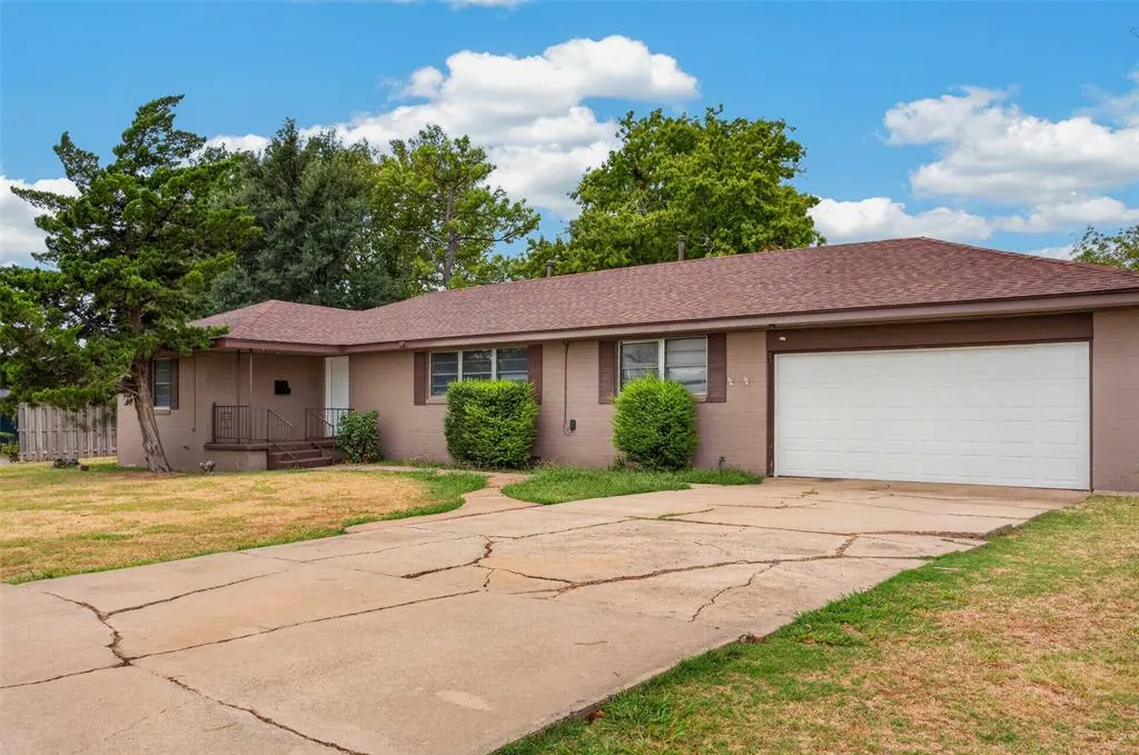 Photo 2 — 14 NW 35th Street, Lawton, OK 73505