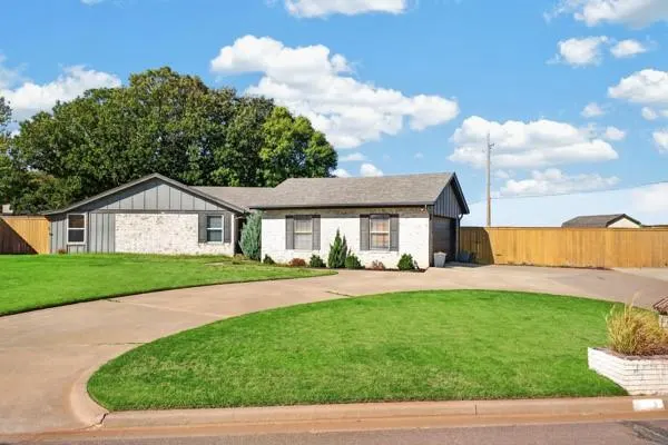 Front exterior — 1009 Bowman Avenue, Elk City, OK 73644