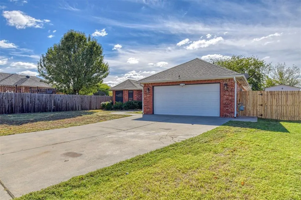Photo 3 — 640 SW 161st Street, Oklahoma City, OK 73170