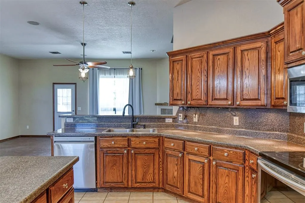 Photo 9 — 640 SW 161st Street, Oklahoma City, OK 73170