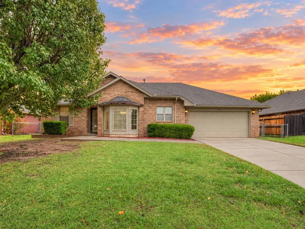 Front exterior — 2517 Bellaire Drive, Moore, OK 73160