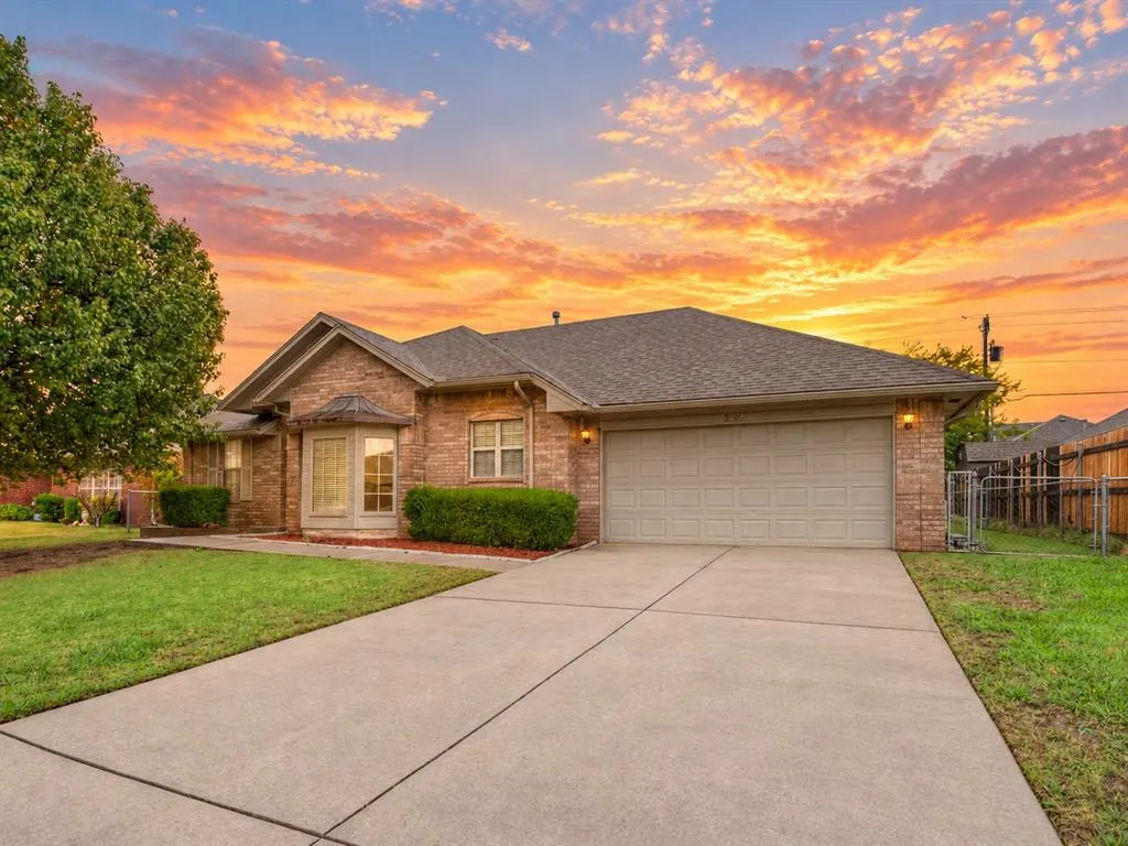 Photo 2 — 2517 Bellaire Drive, Moore, OK 73160