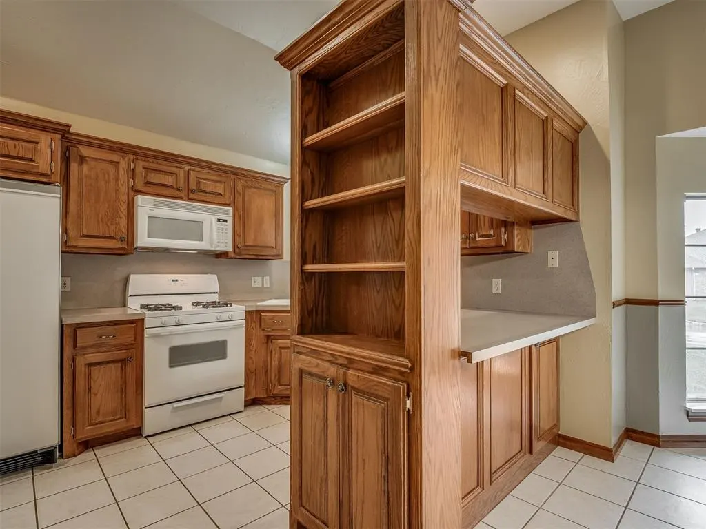 Photo 10 — 2517 Bellaire Drive, Moore, OK 73160