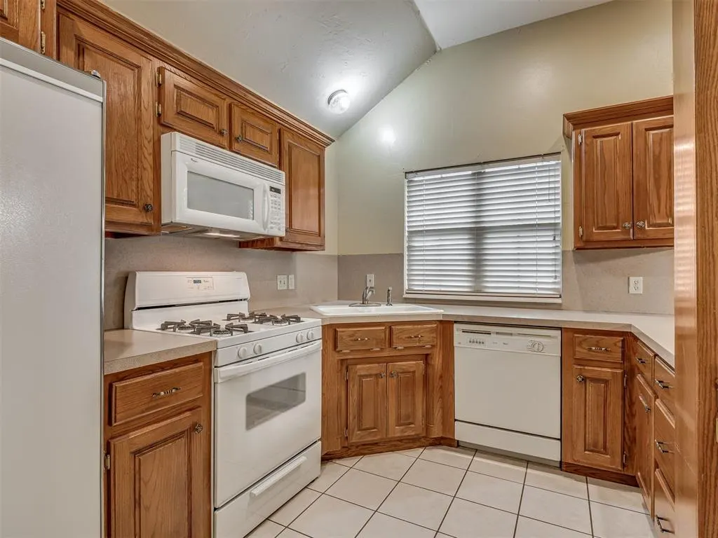 Photo 11 — 2517 Bellaire Drive, Moore, OK 73160