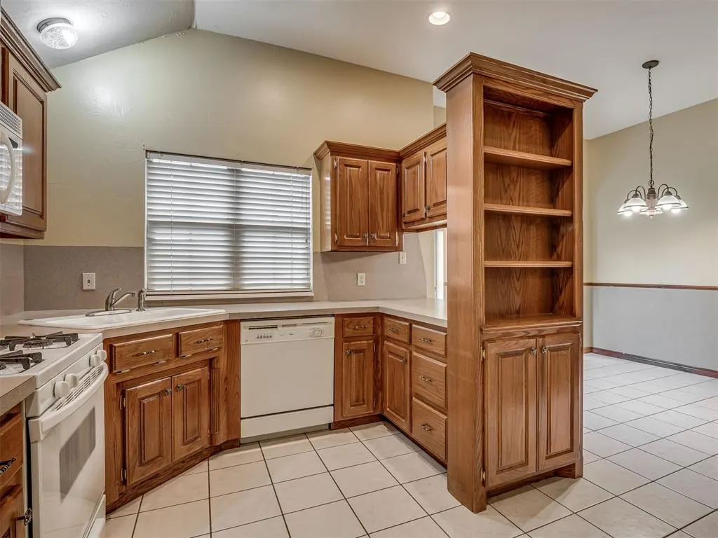 Photo 12 — 2517 Bellaire Drive, Moore, OK 73160