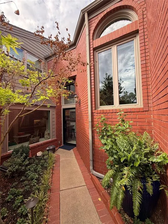 Front exterior — 2825 NW Grand Boulevard 19, Nichols Hills, OK 73116