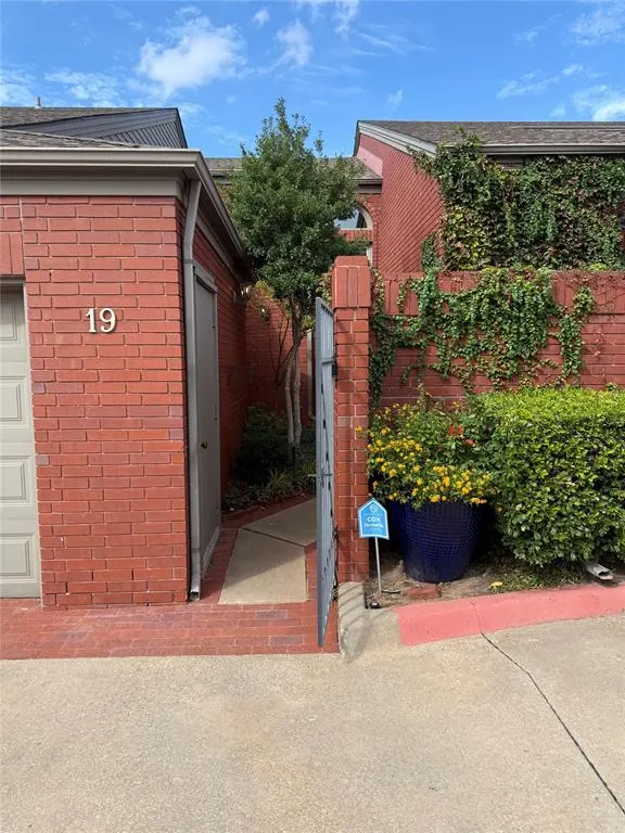 Photo 2 — 2825 NW Grand Boulevard 19, Nichols Hills, OK 73116