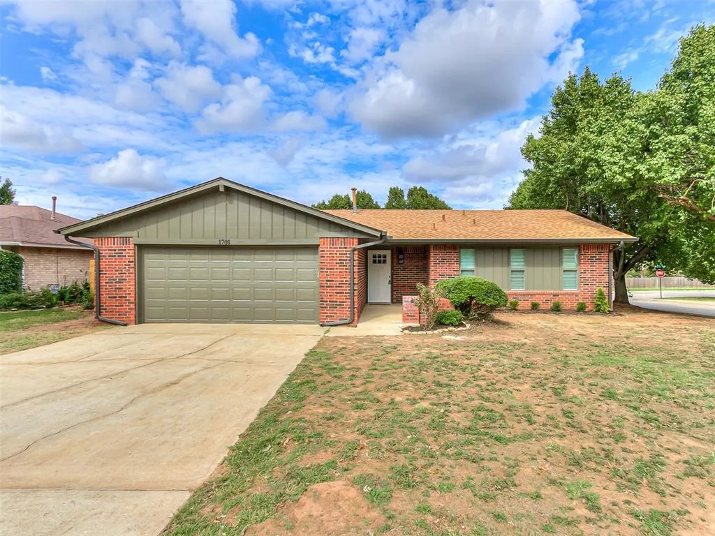 Photo 2 — 1701 Greenway Avenue, Yukon, OK 73099
