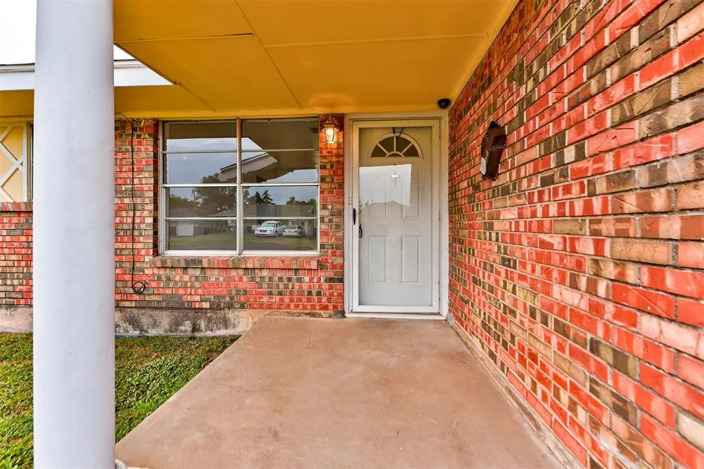 Photo 2 — 744 NW 1st Street, Moore, OK 73160