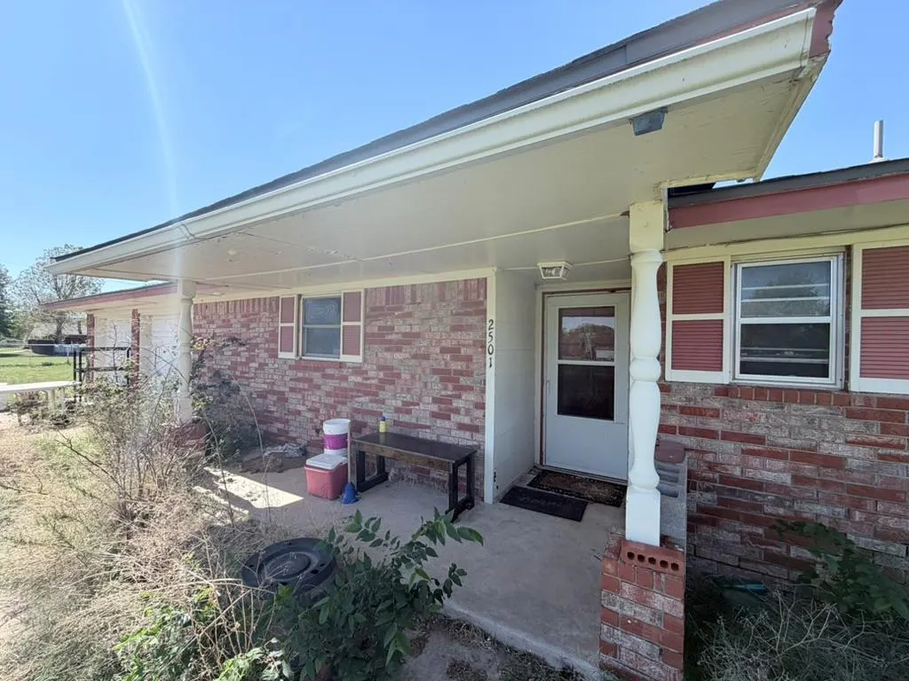 Photo 2 — 2501 Manor Road, Yukon, OK 73099
